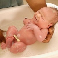Minden mozgást rendkívül óvatosan hajtunk végre, hogy ne ijedjen meg a baba, és a fürdést a legkellemesebb érzés kísérte vele