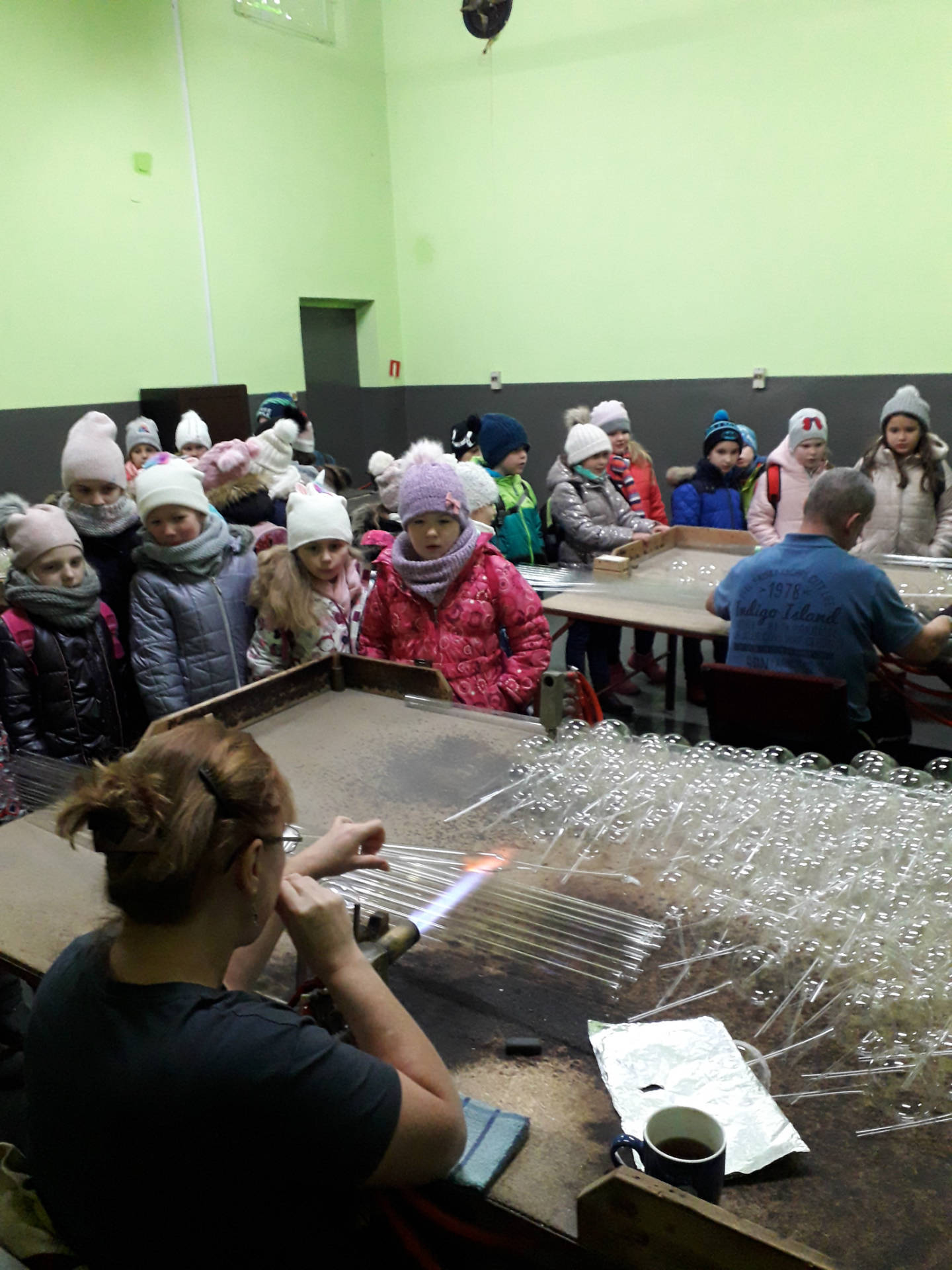 28 ноября классы А и II Б отправились в путешествие на фабрику елочных шаров в Стодольске