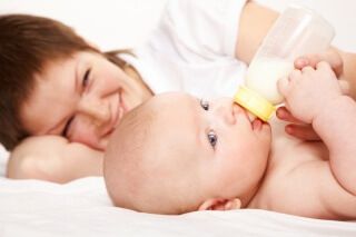 Для новорожденных детей грудное молоко матери - это лучшая пища, ведь она содержит в себе все необходимое для нормального роста и развития малыша