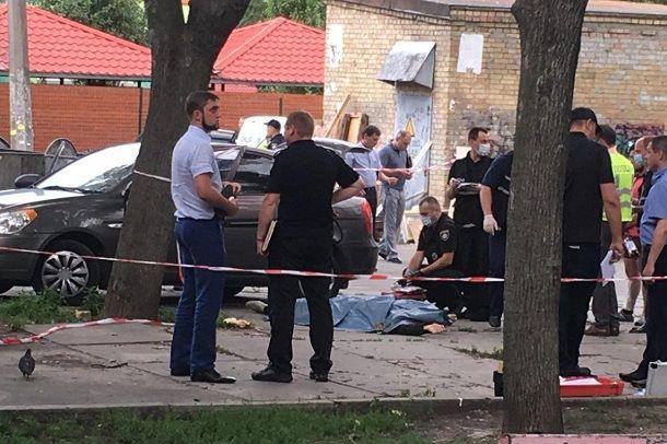 Тело погибшего в автомобиле на улице Щусева увидела прохожая и сразу позвонила в полицию